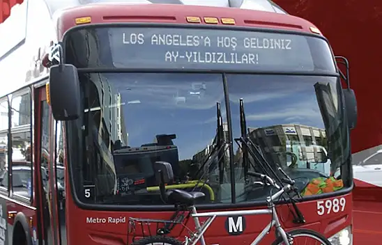 Los Angeles'ta otobüslere 'Hoş geldiniz Ay Yıldızlılar' yazıldı