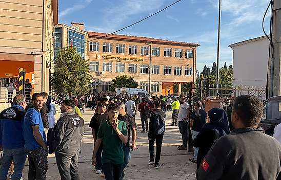 Manisa'da okul önünde silahlı saldırı! 10 öğrenci yaralandı