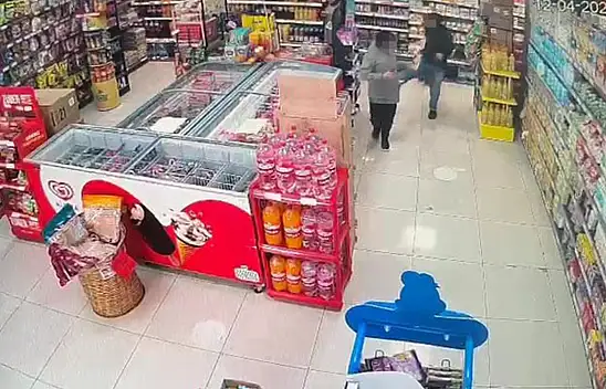 Markette yaşanan olay vicdanları yaraladı: O anlar kamerada