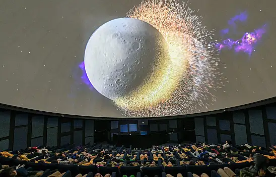 Mercan Bilim Merkezi planetaryumu, çocuklara evreni anlatıyor