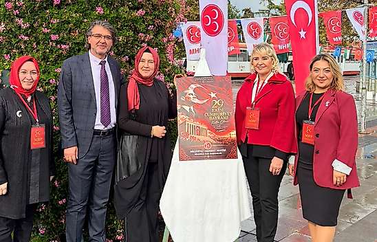 MHP Selçuklu'dan Kültürpark'ta Cumhuriyet coşkusu: Hediyeler dağıtıldı