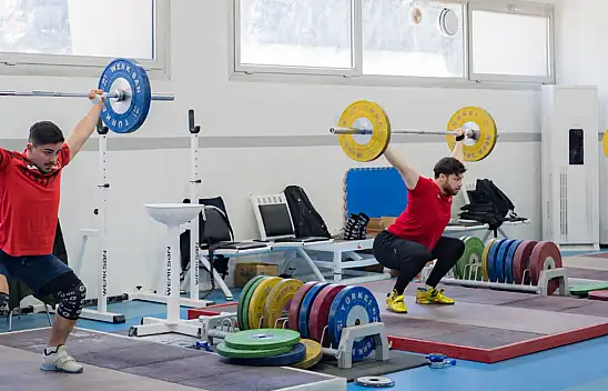 Milli halterciler rekor peşinde