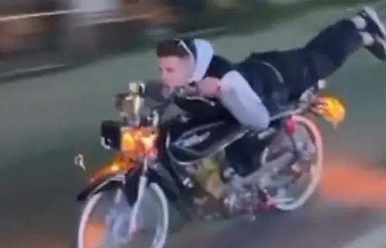 Motosiklet üzerinde ölümle dans etti: O anlar kamerada