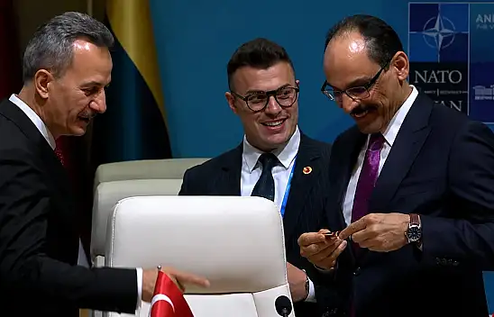 NATO Zirvesinde dikkat çeken an: Masadaki kalemde ne var?