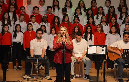 NEÜ'de çocukların sesleri salonu duygulandırdı
