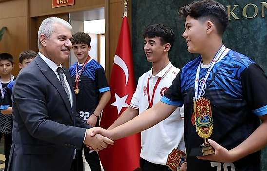 Şampiyonlardan Vali Akın'a ziyaret