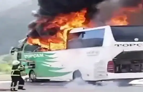Terminalde korkutan yangın: Yolcu otobüsü küle döndü