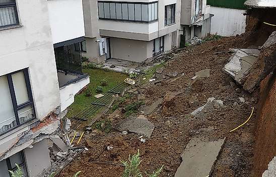 Trabzon'da sel felaketi: Araçlar sulara gömüldü binalar boşaltıldı