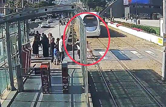 Tramvaya koşan çocuğu son anda kurtardı: 'Kendi kızım aklıma geldi'