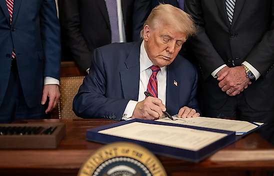 Trump, Rusya ve İran'a yönelik yaptırım yasa tasarısını onayladı