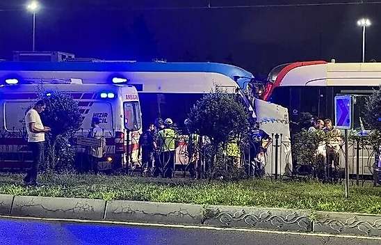 Zeytinburnu'nda iki tramvay çarpıştı! Çok sayıda yaralı var