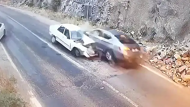 2 aracın kafa kafaya çarpıştığı, 1 kişinin öldüğü kaza kamerada

