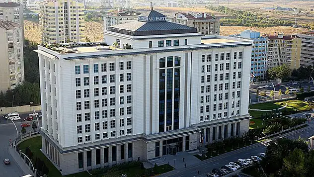 '3 dönem kuralı'na takılan 70 AK Parti'liden 24'ü yeniden aday oldu