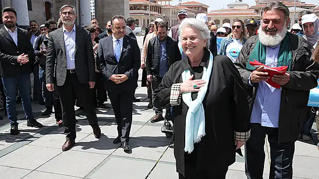 '5. Uluslararası Sevgi ve Barış Yürüyüşü' Konya'da tamamlandı
