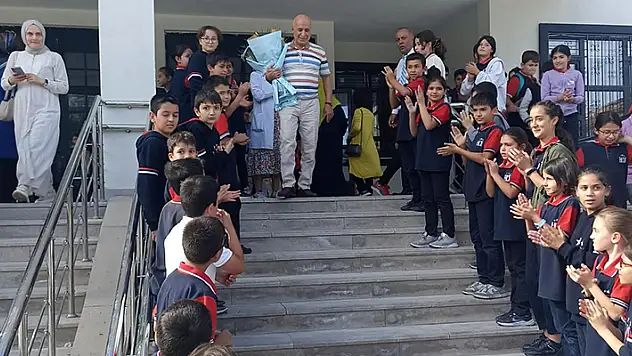  Aksaray'da 43 yıllık öğretmene, 19 yıldır görev yaptığı okulda alkışlı veda