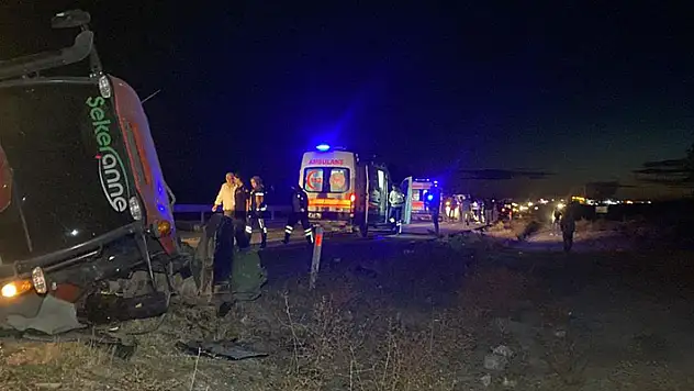 Aksaray - Konya kara yolunda otomobil traktöre arkadan çarptı: 2'si ağır 3 yaralı
