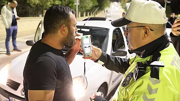'Alkol yok ki baba' dedi, hem 2.37 promil alkollü hem de ehliyetsiz çıktı
