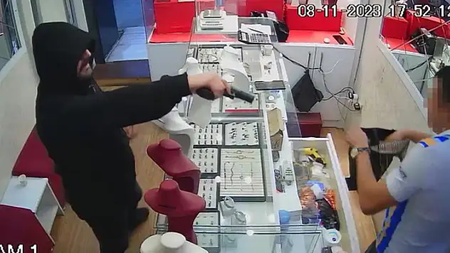 'Altınları doldur yoksa vururum!' Sakar soyguncu kendini vurdu!