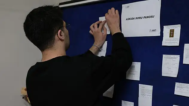 'Askıda ekmek' uygulamasından sonra 'askıda soru'! Konya'da öğrenciler çözemedikleri soruları bu panoya asıyor