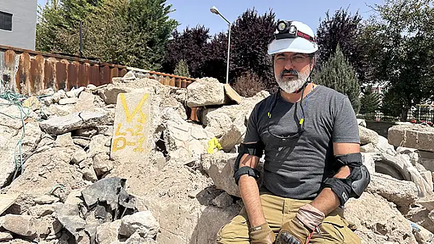 'Asrın felaketinden' etkilenip arama kurtarma gönüllüsü oldu
