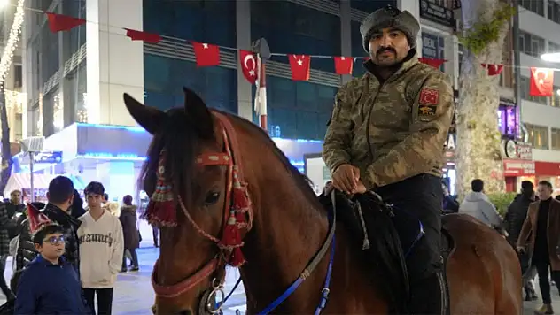 'At Türkün kanadıdır' diyerek yeni yıla at üstünde girdi
