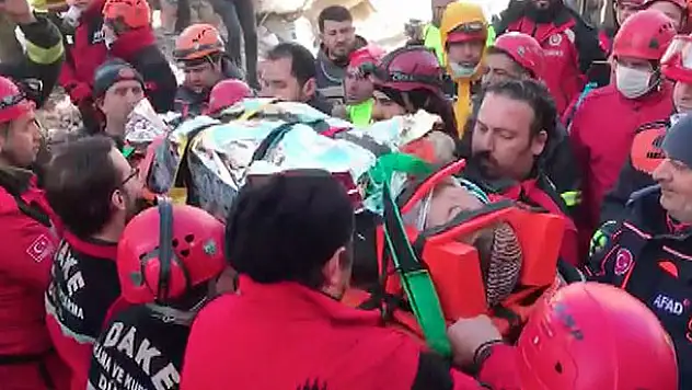 'Azize' enkaz altından kurtarıldı