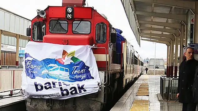 'Barış Treni' Sivas Garı'nda mola verdi
