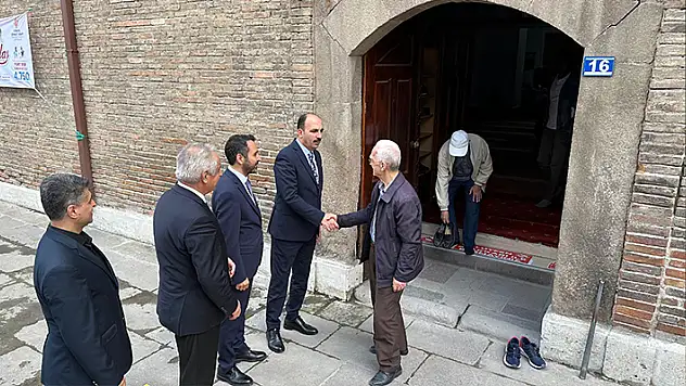  Başkan Altay, cuma namazı sonrası  İplikçi Camii'nde Konyalılarla bir araya geldi