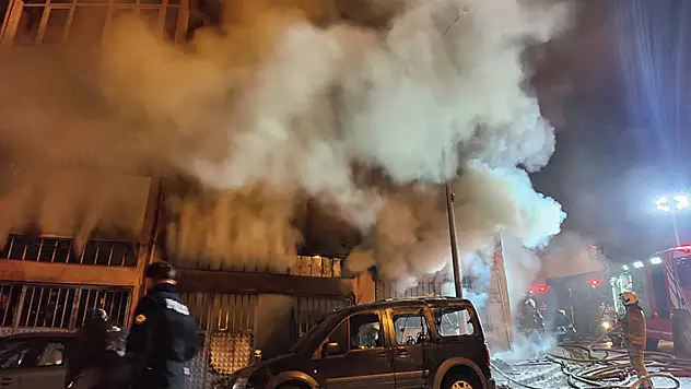  Beyoğlu'nda, yatak imalathanesinde yangın çıktı