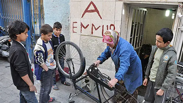 'Bisikletçi anne'nin en büyük zenginliği çocukların mutluluğu