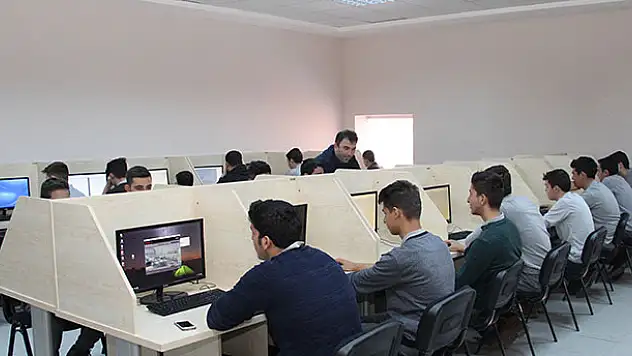 'Bu okuldan mezun olan işsiz kalmayacak'