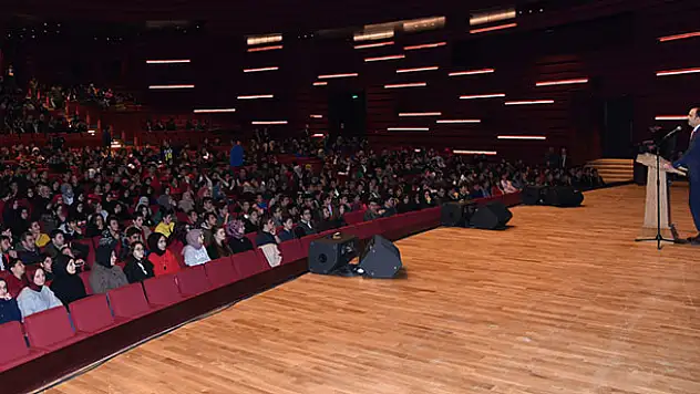 'Büyük ve güçlü Türkiye'yi gençler inşa edecek