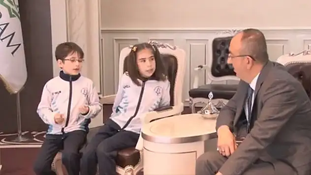 'Büyümüş de küçülmüş' Başkan Kavuş çocuklarlar