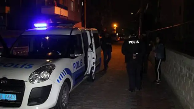 'Çakmak isteme' bahanesiyle yaklaştıkları hemşirenin çantasını çalan iki zanlı tutuklandı