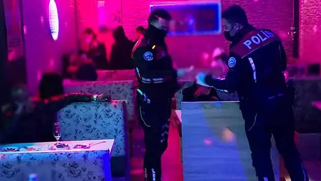 'Çok yüksek riskli' iller kategorisindeki Konya'da eğlence mekanında yakalanan 31 kişiye ceza kesildi