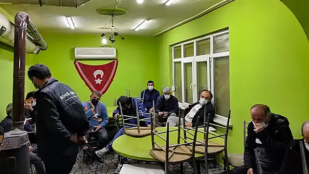 'Çok yüksek riskli' Konya'da kahvehaneye dönüştürülen evdeki 18 kişiye para cezası