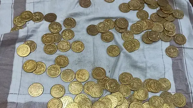 'Dedemde 120 Osmanlı altını var' deyip dolandırmak istediler! Suçüstü yakalandılar