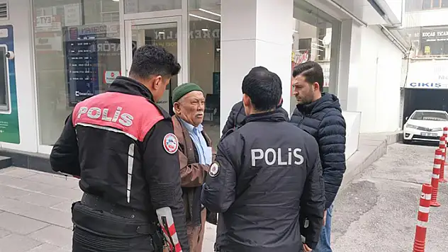 'Dolandırıcılardan kurtaracağız' deyip yaşlı adamı dolandırdılar
