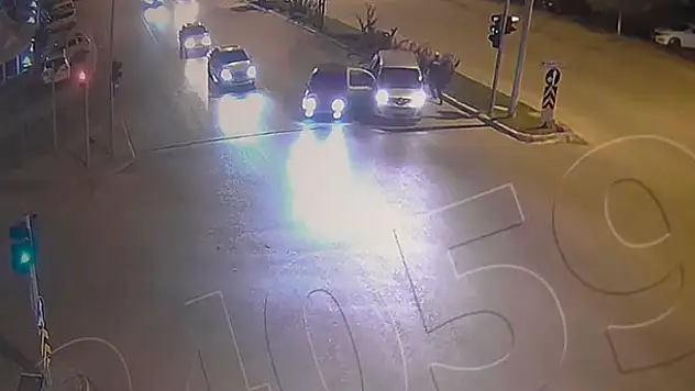 'Drift' yapan sürücü kovalamacada polis arabasına çarptı