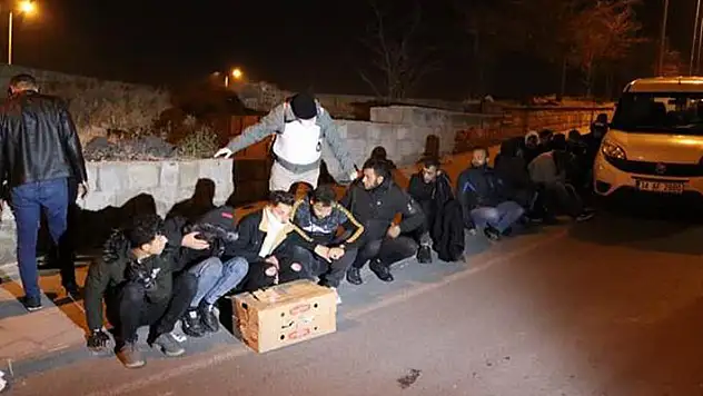 'Dur' ihtarına uymayan minibüsten 31 göçmen çıktı