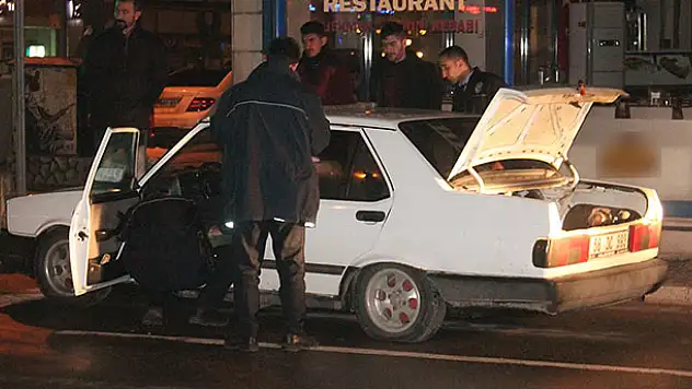 'Dur' ihtarına uymayan otomobile ateş edilerek durduruldu