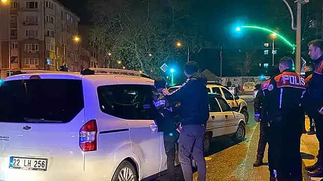 'Dur' ihtarına uymayan sürücü, otomobiliyle polis aracına çarptı 2.11 promil alkollü çıktı
