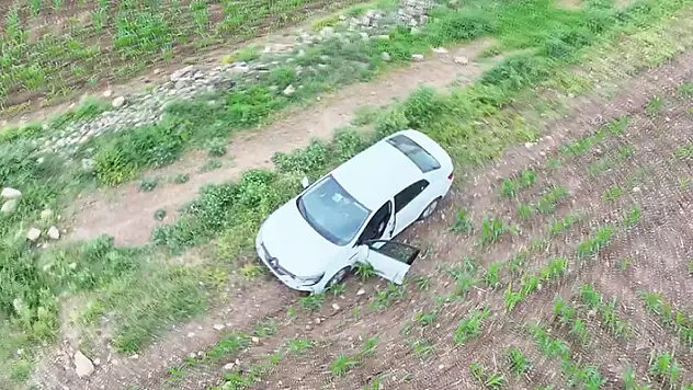 'Dur' ihtarına uymayarak tarlaya kaçan otomobilden 19 bin adet uyuşturucu hap çıktı
