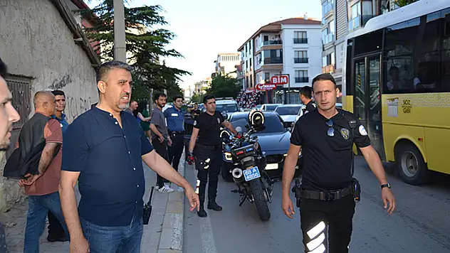 'Dur' ihtarına uymayıp, polise silah gösteren şüpheliler takip sonucu yakalandı: Sürücüye 60 bin lira ceza uygulandı