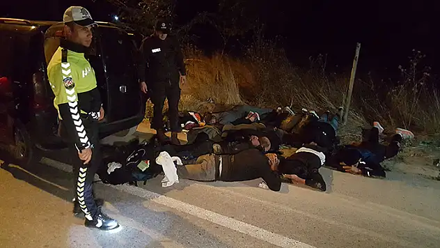 'Dur' ihtarına uyulmayan araçlardan biri cami bahçesine uçtu, diğerinde 9 göçmen yakalandı

