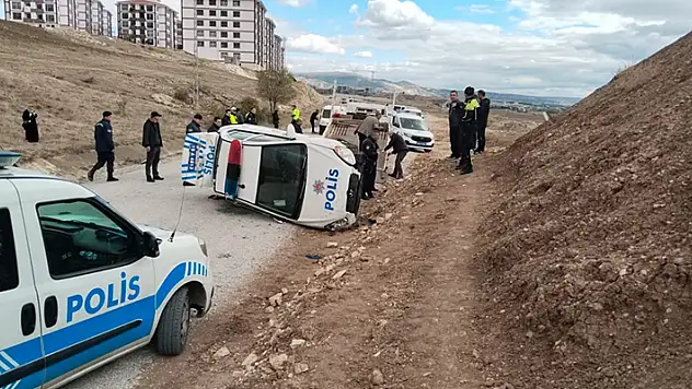 'Dur' ihtarından kaçan ehliyetsiz sürücüyü takip eden polis otosu takla attı: 2 polis yaralı
