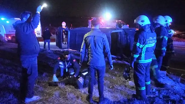 'Dur' ihtarından kaçan minibüs polis araçlarına çarptı: 6'sı polis 9 yaralı
