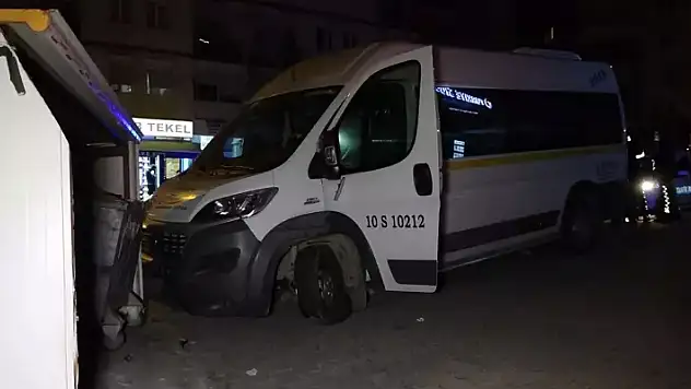 'Düz kontak' yöntemiyle çaldığı servis minibüsüyle 130 kilometre kaçtı
