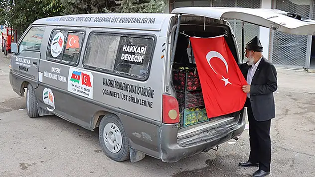 'Elmacı Dede' Denizli'de yetiştirdiği elmaları Mehmetçik için topladı
