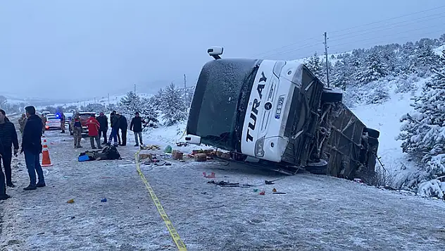  Erzincan'da yolcu otobüsü devrildi, 2 kişi öldü, 21 kişi yaralandı